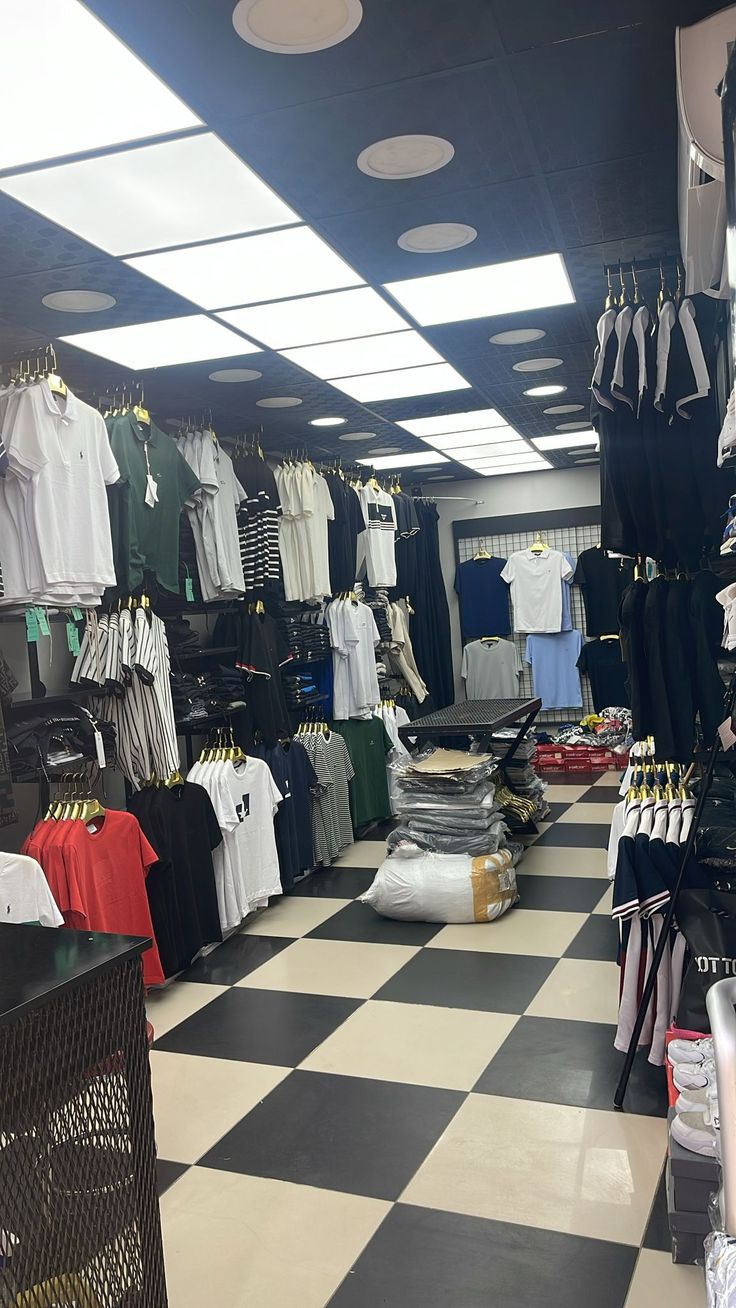 Interior toko baju dengan koleksi pakaian lengkap